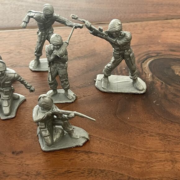 Vintage Gray Army Soldier Men Figures Toys Lot of 7 - Picture 3 of 4